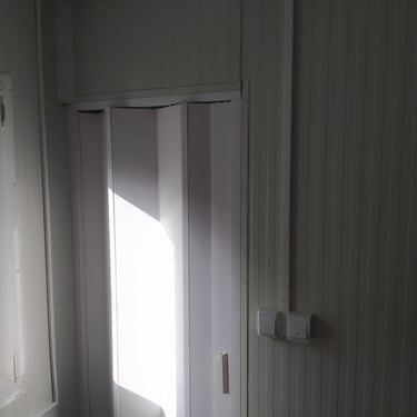 Prekidaci kontejner za stanovanje bele boje