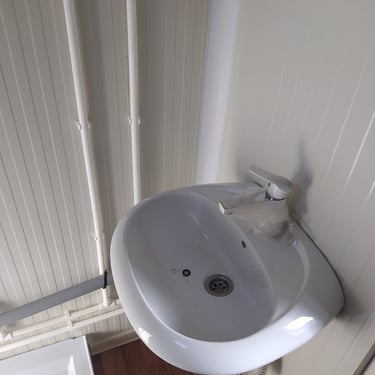 Novi lavabo i slavina za stambeni kontejner