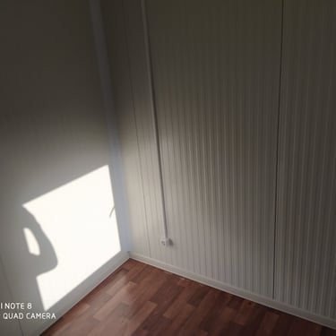 podovi i ukrasne lajsne u kontejneru