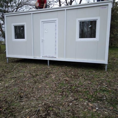 montaza gradjevinskog kontejnera bele boje na vijcanim sipovima