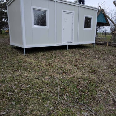 gradjevinski kontejner sa dva prozora i vratima na vijcanim sipovima Senta