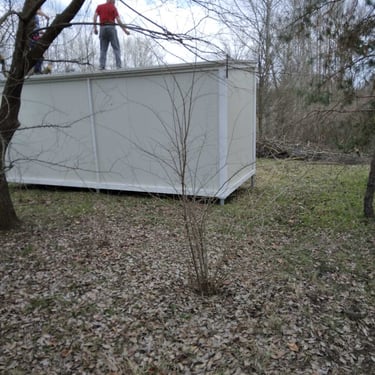 beli gradjevinski kontejner montaza Senta na vijcanim sipovima