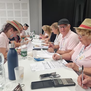 Les bénévoles vérifient les notes