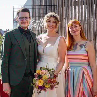 Berlin Hochzeit! das tierliebe Hochzeitspaar glücklich nach der Trauung mit der Rednerin im farbenfrohen Regenbogen-Kleid