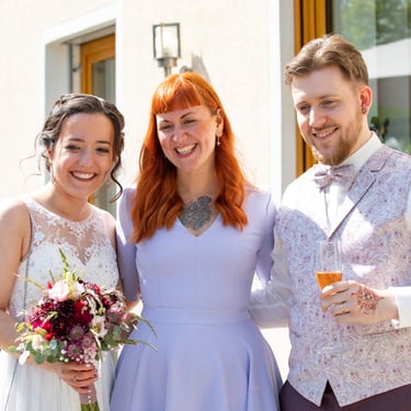 Hochzeit in Bayern. die Braut im romantischen Kleid, der Bräutigam im fancy Jacket. beide strahlen