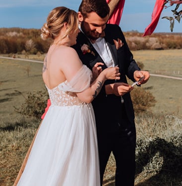 Hannover Hochzeit. das Hochzeitspaar liest während der Trauung kleine Nachrichten, die sie sich geschrieben haben