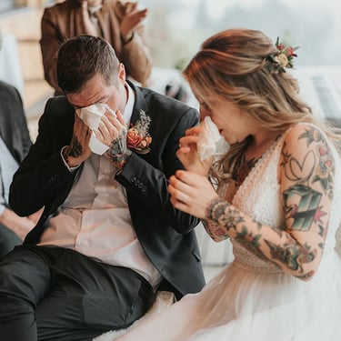 Braut und Bräutigam sind stark tätowiert. emotional weinen beide während der Trauung und nutzen bereitgelegte Taschentücher