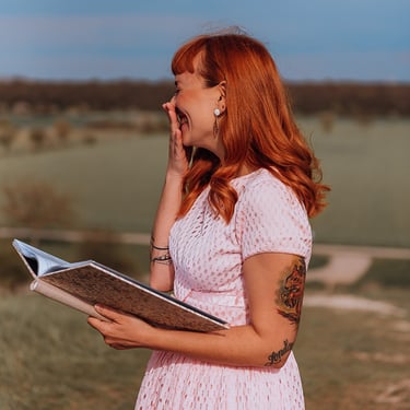 Ramona Micheli, freie Rednerin, im rosa Kleid hält sich eine Hand vors Gesicht, weil sie während der Rede dolle lachen muss.