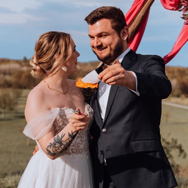 Ritual! das Hochzeitspaar verbrennt während der Zeremonie Wünsche, die sie auf Zauberpapier geschrieben haben.