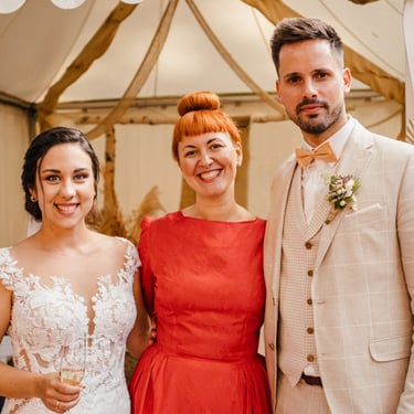 Braut und Bräutigam glücklich nach der Trauung mit der Traurednerin in ihrer Mitte