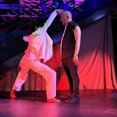 Performance scénique de La Troupe du BaréKa mêlant chant et danse contemporaine.