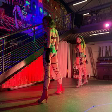 Danseuses de la Troupe du BaréKa sur scène lors d’un numéro cabaret moderne.