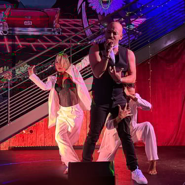 La Troupe du BaréKa en performance live mêlant chant et danse contemporaine.