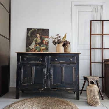 Meuble upcyclé de couleur foncée