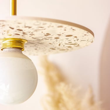 Suspension en éco-terrazzo fabriquée en France par Orma