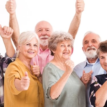 gruppo di anziani esultano positivamente