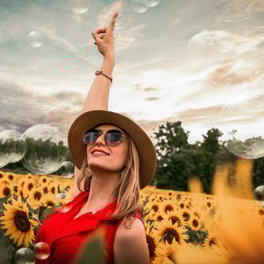 bionda in un campo di girasoli