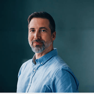 homme de 50 ans barbe grise