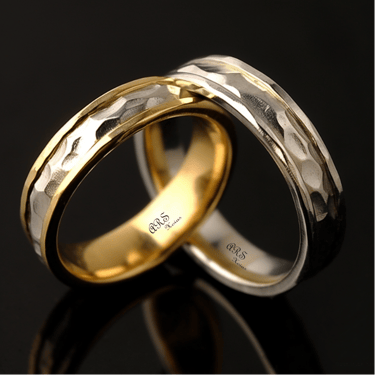 Alianza oro combinada martelé central alto 4mm