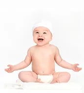 bébé souriant en posture de yoga