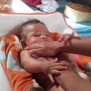 bébé massé sur le ventre