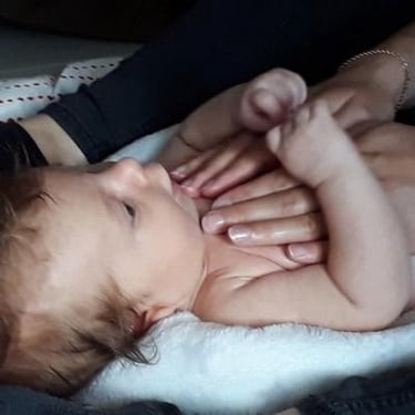 bébé massé sur le ventre