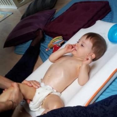 bébé massé sur les jambes