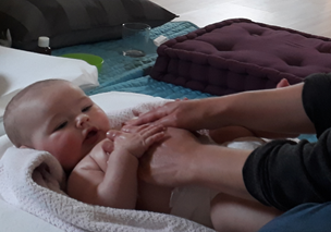 bébé massé sur le ventre