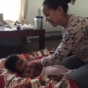 femme massant son bébé avec plaisir