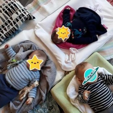 trois bébés allongés
