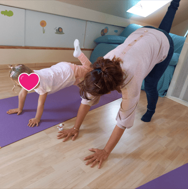 mère et fille faisant du yoga enfant