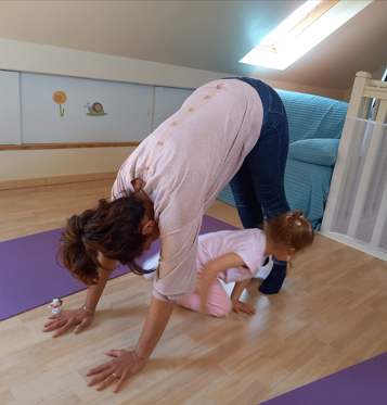 fille passant sous sa mére en yoga