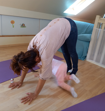 enfant passant sous mère en yoga