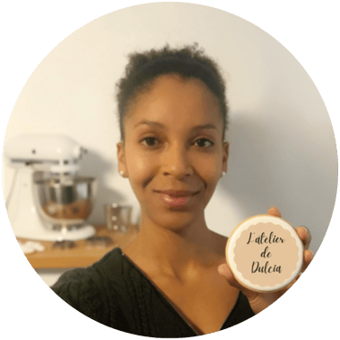 une femme qui tient un biscuit personnalisé dans sa main