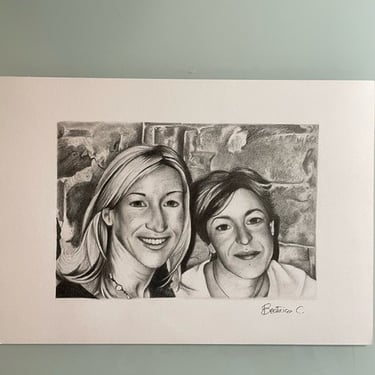 ritratto fatto a mano di 2 donne  che si fanno una foto 