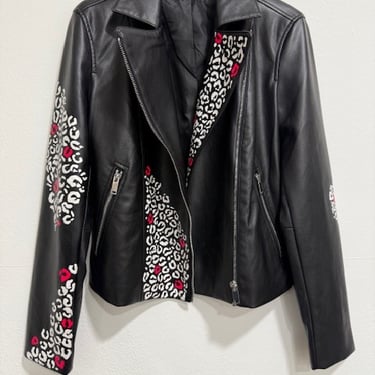 Giobotto in pelle nera con decorazioni leopardate bianche vista frontale