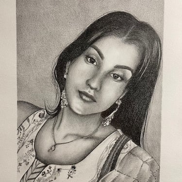 ritratto fatto a mano a matita di una ragazza con i capelli neri  e testa leggermente inclinata