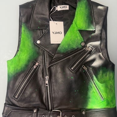 Gilet nero in pelle con sfumature verdi vista frontale