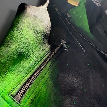 Gilet in pelle nera con sfumature verdi