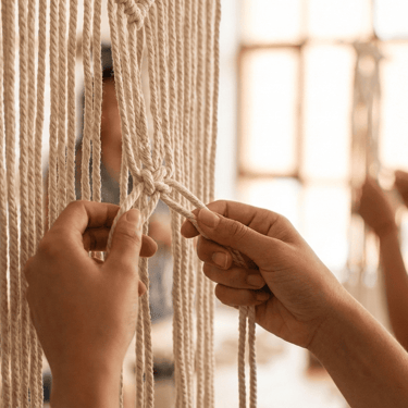 Mujeres haciendo piezas de macramé.