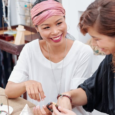 Maestra enseñando en un taller de joyeria