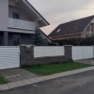 Brána, ploty a balkon Hlízov středočeský kraj