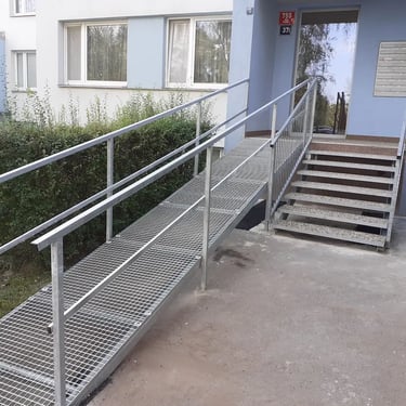 Kosmická Praha 11, plošina, schody a zábradlí