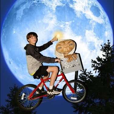 Universal Studios, Boy with ET, bike riding