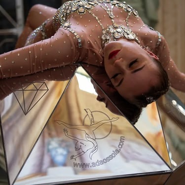 Performance acrobatica Il Diamante con logo aziendale personalizzato - spettacolo brandizzato per eventi e lanci di prodotto.