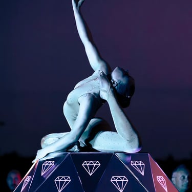 Performance acrobatica su Diamante - spettacolo visivo gioiello per eventi di prestigio.