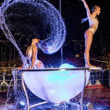 Performance acquatica Let’s Pool & Pole a bordo piscina - intrattenimento scenografico per luxury wedding ed eventi corporate