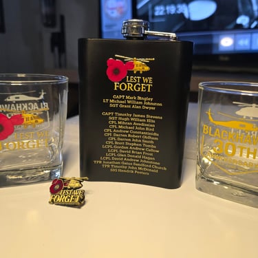 BH30 memorial flask with fallen names on back and two whisky glasses