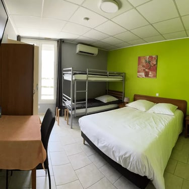 Chambre familiale 4 personnes hôtel à Chinon proche CNPE avec lits superposés