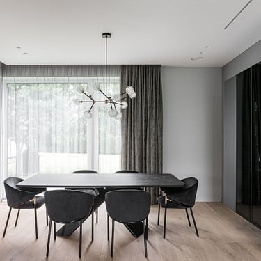 Luxury dining room with ERGOVENT RONDO invisible diffusers flush-mounted in white ceiling, dark table and velvet chairs.
